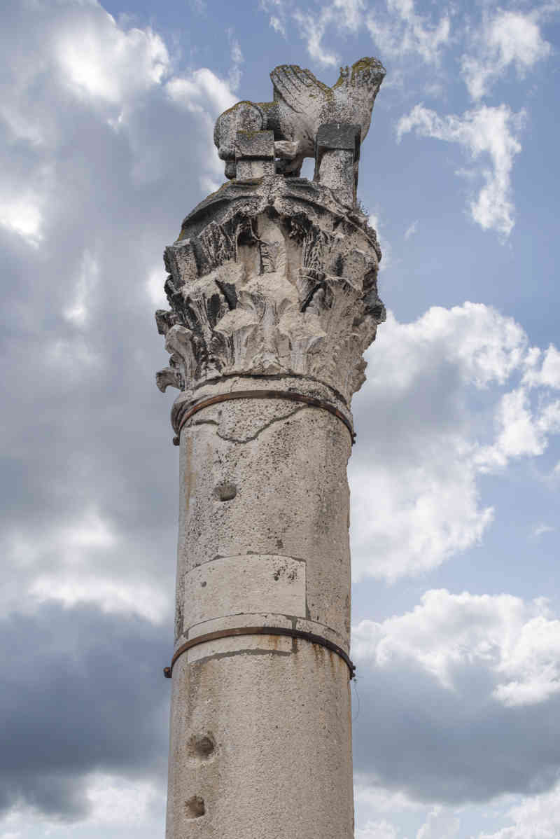 Croacia - Zadar 26 - Foro Romano - Columna de la Vergüenza o de los Azotes.jpg